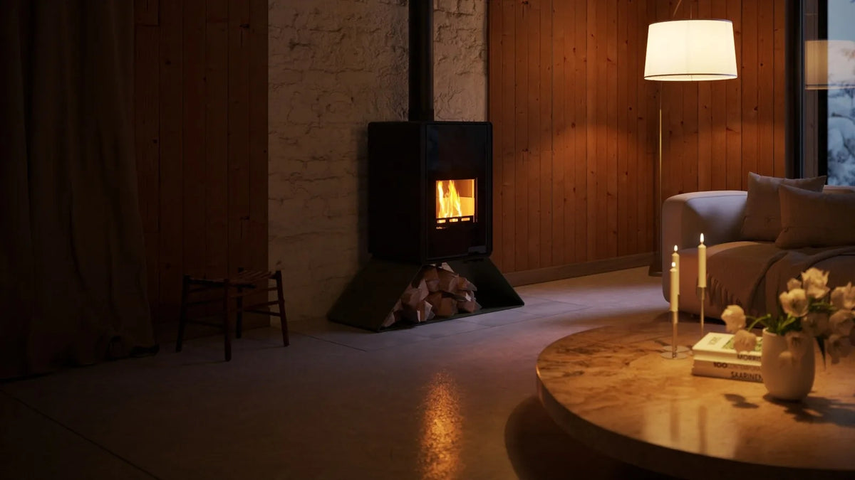 HS Flamingo Deluxe Senai houtkachel met brandend vuur in een sfeervolle woonkamer