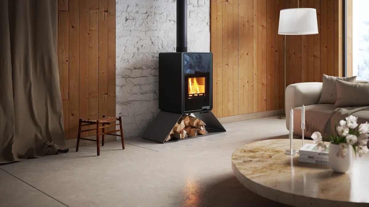 HS Flamingo Deluxe Senai houtkachel met brandend vuur in een sfeervolle woonkamer
