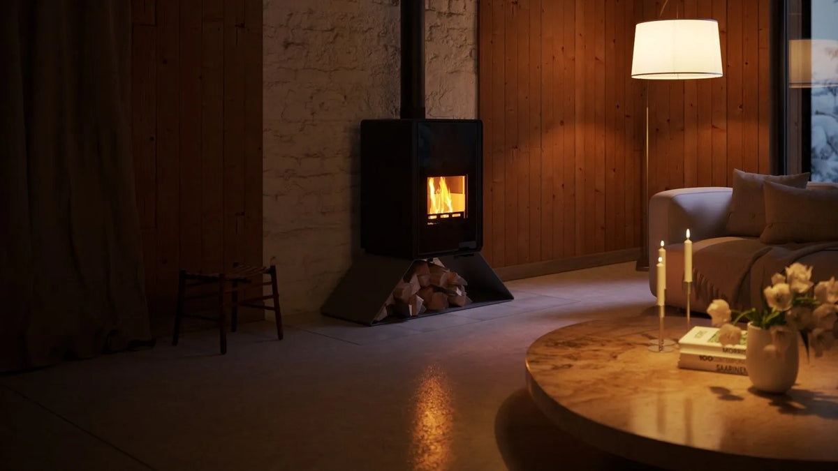 HS Flamingo Deluxe Senai houtkachel met brandend vuur in een sfeervolle woonkamer