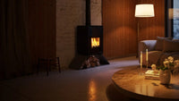 HS Flamingo Deluxe Senai houtkachel met brandend vuur in een sfeervolle woonkamer