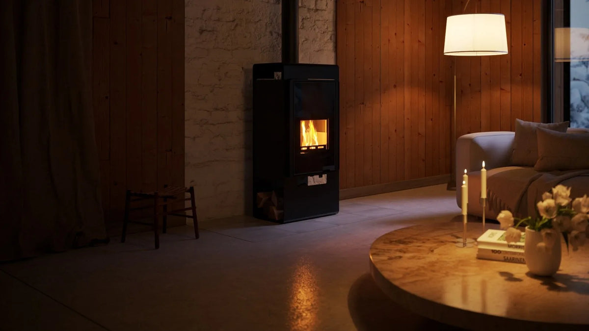 HS Flamingo Deluxe Singa houtkachel met brandend vuur in een sfeervolle woonkamer