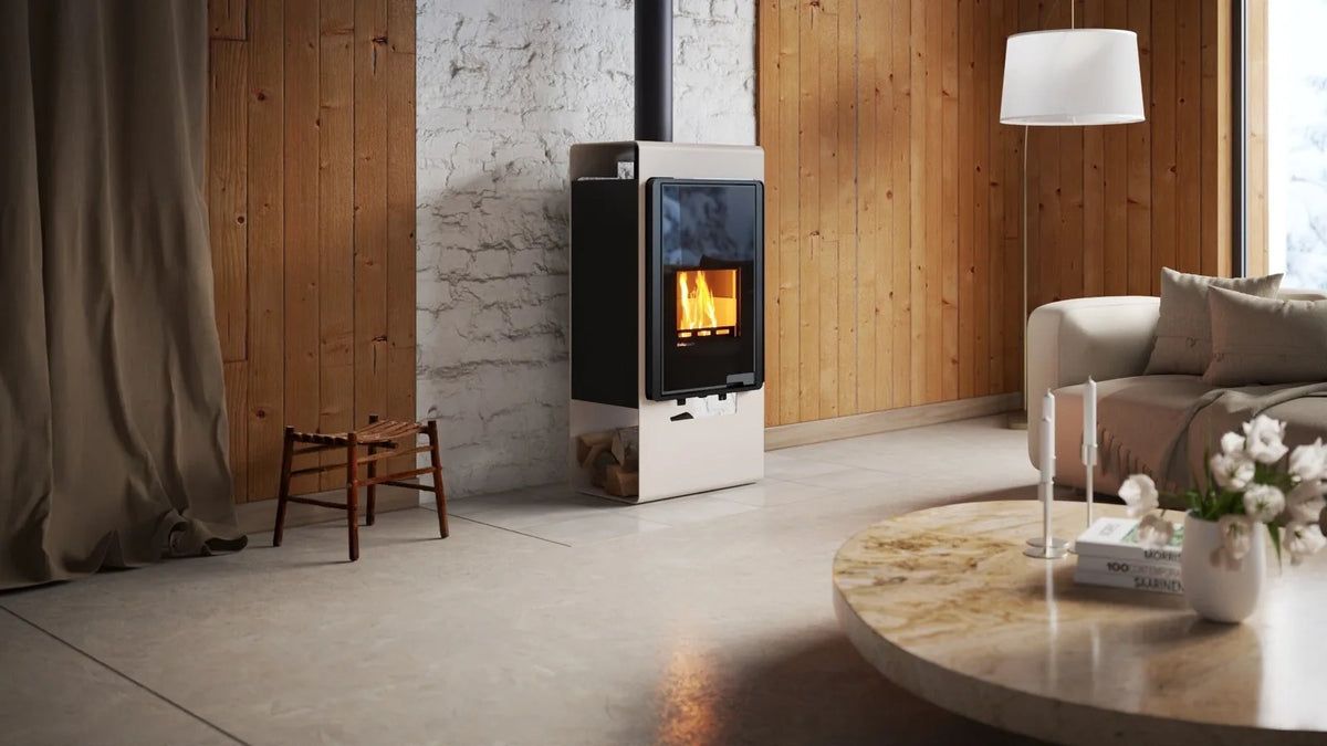 HS Flamingo Deluxe Singa houtkachel met brandend vuur in een sfeervolle woonkamer