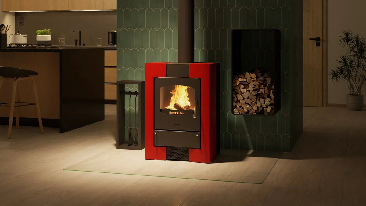 HS Flamingo Espo I houtkachel met brandend vuur in een moderne keuken
