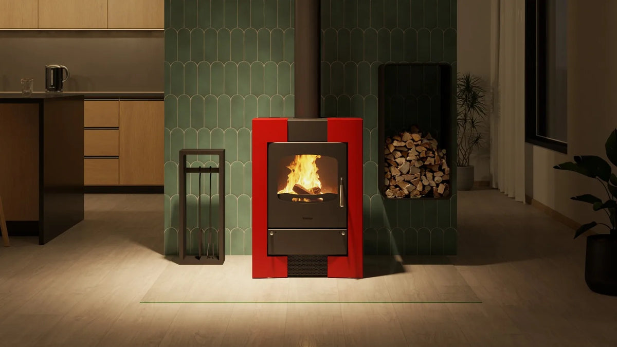 Rode HS Flamingo Espo I houtkachel met brandend vuur in een modern interieur