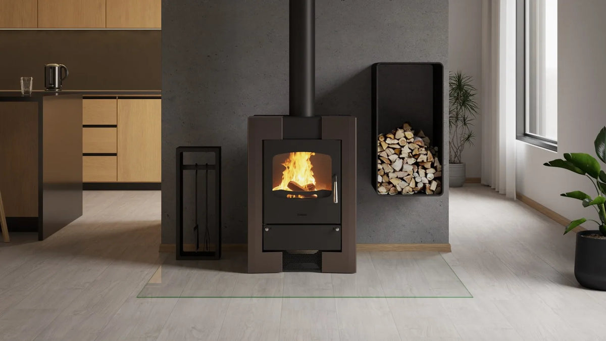 HS Flamingo Espo I houtkachel met brandend vuur in een modern interieur