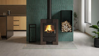 HS Flamingo Espo I houtkachel met brandend vuur in een modern interieur