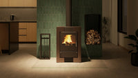 HS Flamingo Espo I houtkachel met brandend vuur in een modern interieur