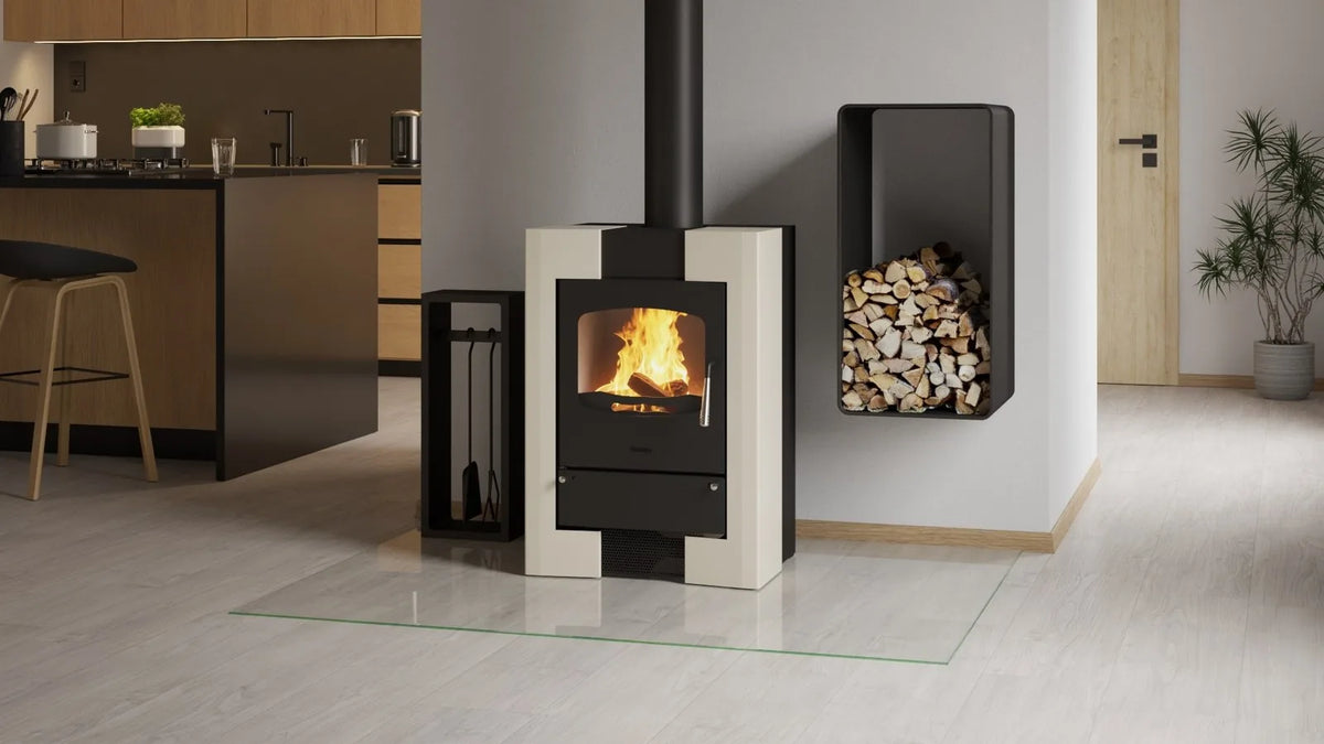 HS Flamingo Espo I houtkachel met brandend vuur in een modern interieur