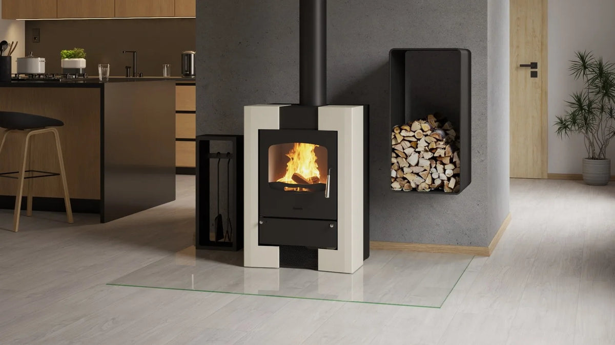 HS Flamingo Espo I houtkachel met brandend vuur in een moderne keuken en woonkamer