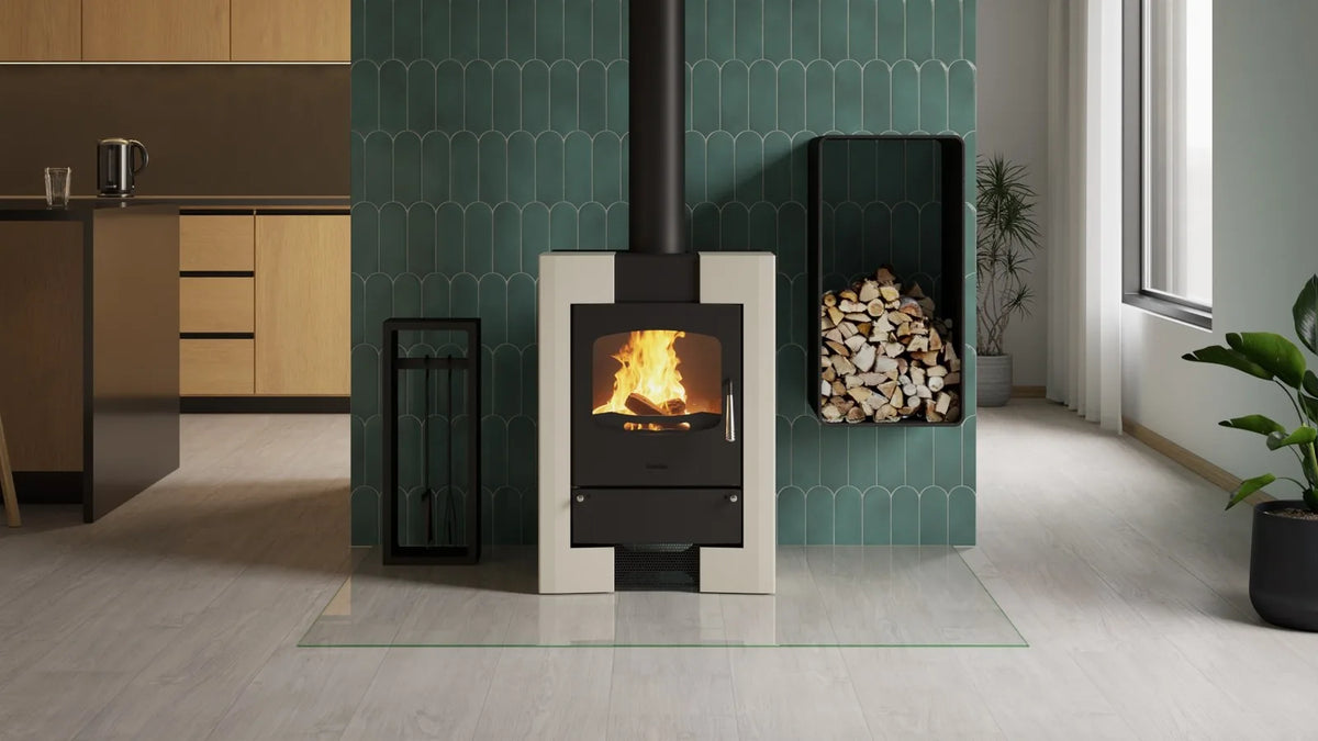 HS Flamingo Espo I houtkachel met brandend vuur in een modern interieur