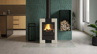 HS Flamingo Espo I houtkachel met brandend vuur in een modern interieur