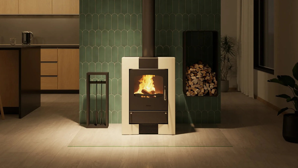 HS Flamingo Espo I houtkachel met brandend vuur in een modern interieur