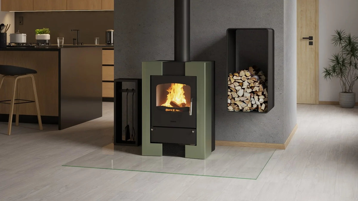 HS Flamingo Espo I houtkachel met brandend vuur in een moderne keuken en woonkamer