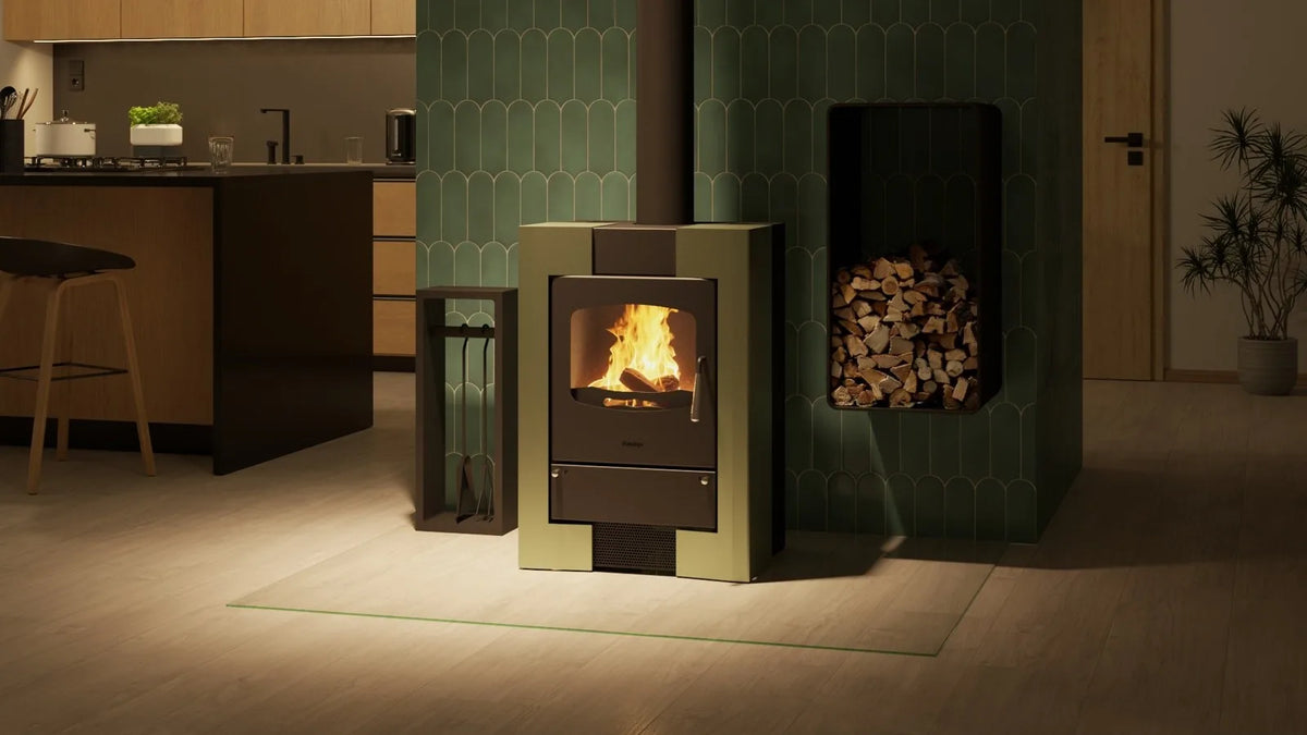 HS Flamingo Espo I houtkachel met brandend vuur in een moderne keuken