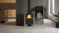 HS Flamingo Espo I houtkachel met brandend vuur in een modern interieur