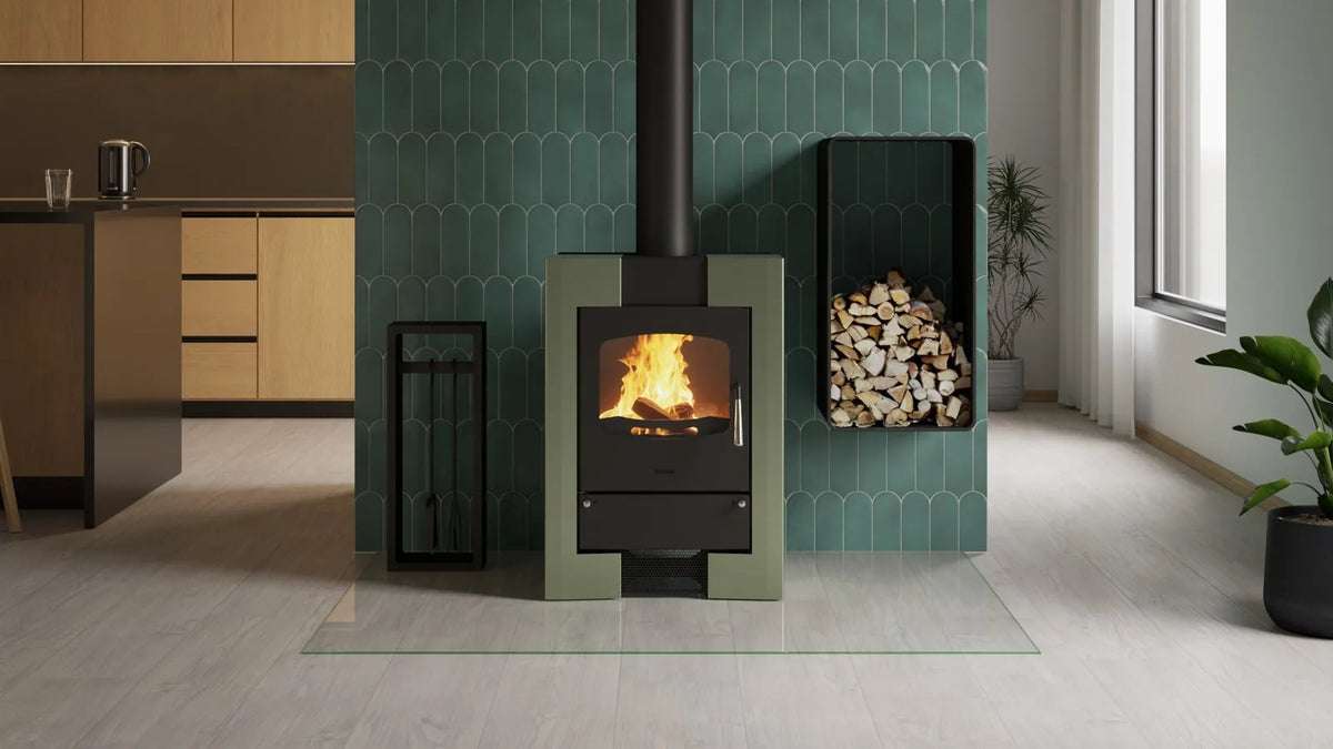 HS Flamingo Espo I houtkachel met brandend vuur in een moderne woonkamer