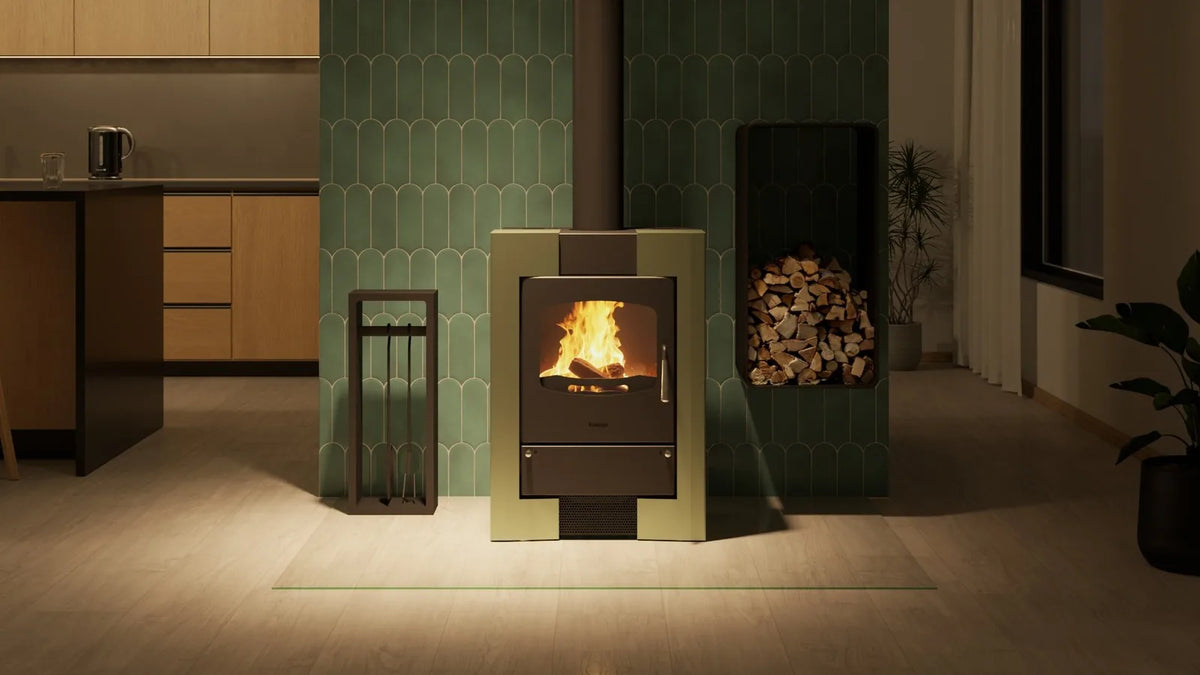HS Flamingo Espo I houtkachel met brandend vuur in een modern interieur
