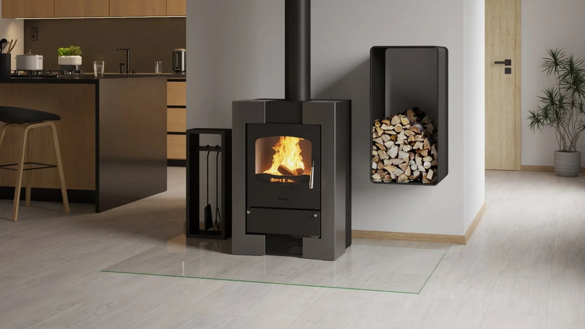 HS Flamingo Espo I houtkachel met brandend vuur in een moderne keuken en woonkamer