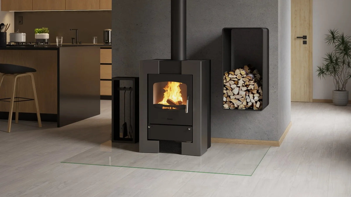 HS Flamingo Espo I houtkachel met brandend vuur in een modern interieur