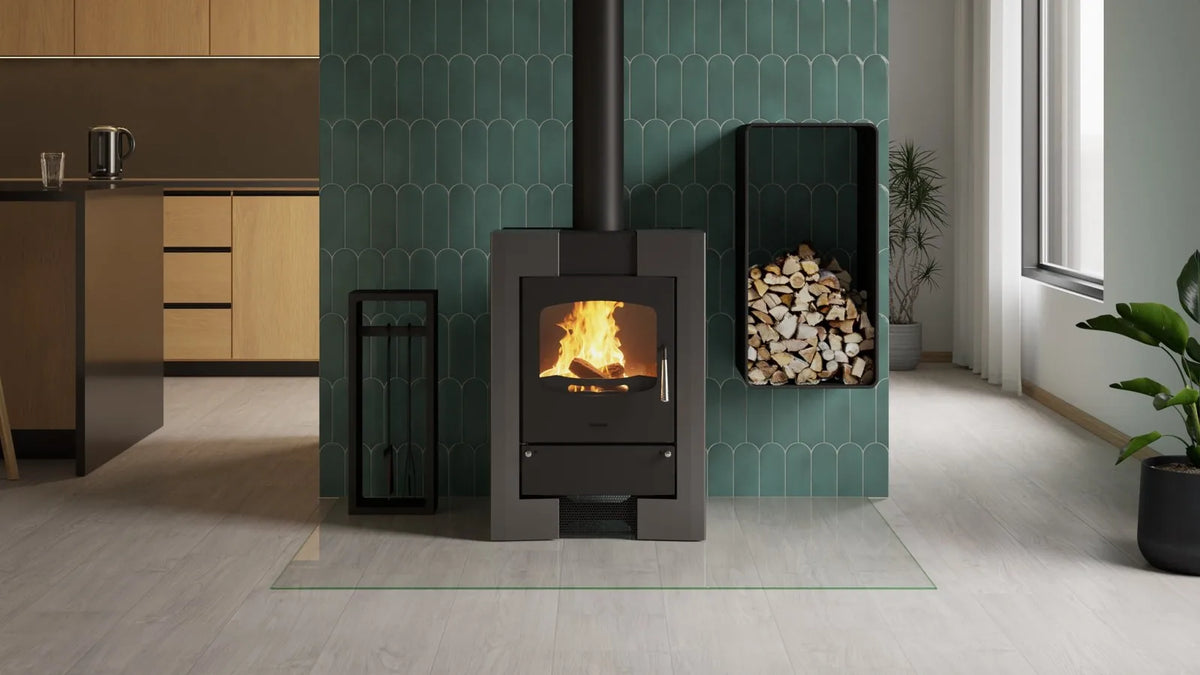 HS Flamingo Espo I houtkachel met brandend vuur in een modern interieur