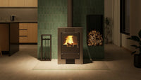 HS Flamingo Espo I houtkachel met brandend vuur in een modern interieur