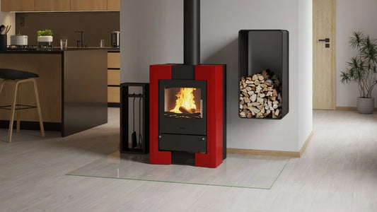 Rode HS Flamingo Espo II houtkachel met brandend vuur in een moderne keuken