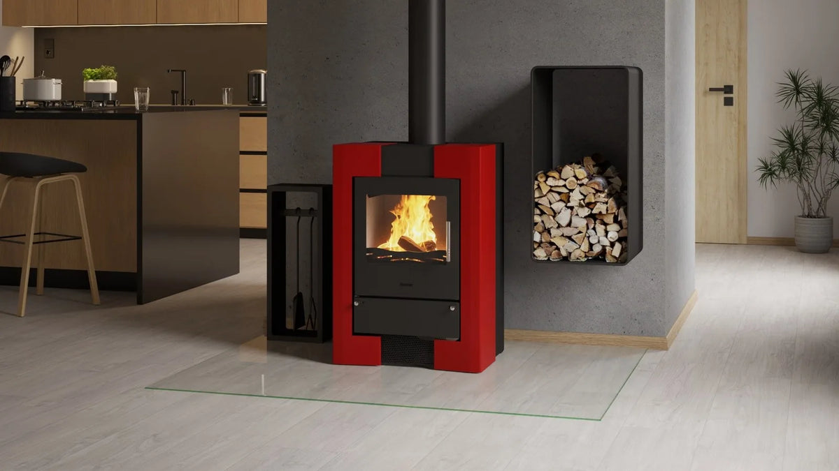 Rode HS Flamingo Espo II houtkachel met brandend vuur in een modern interieur