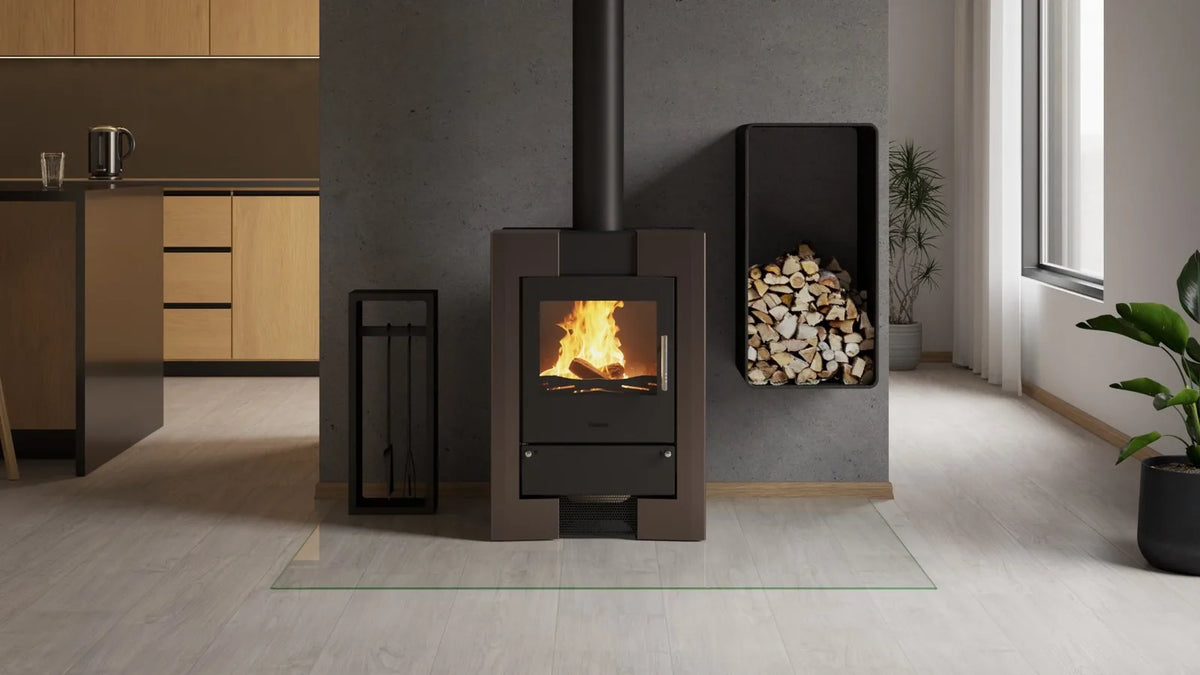HS Flamingo Espo II houtkachel met brandend vuur in een modern interieur