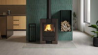 HS Flamingo Espo II houtkachel met brandend vuur in een modern interieur