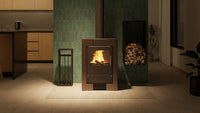 HS Flamingo Espo II houtkachel met brandend vuur in een modern interieur