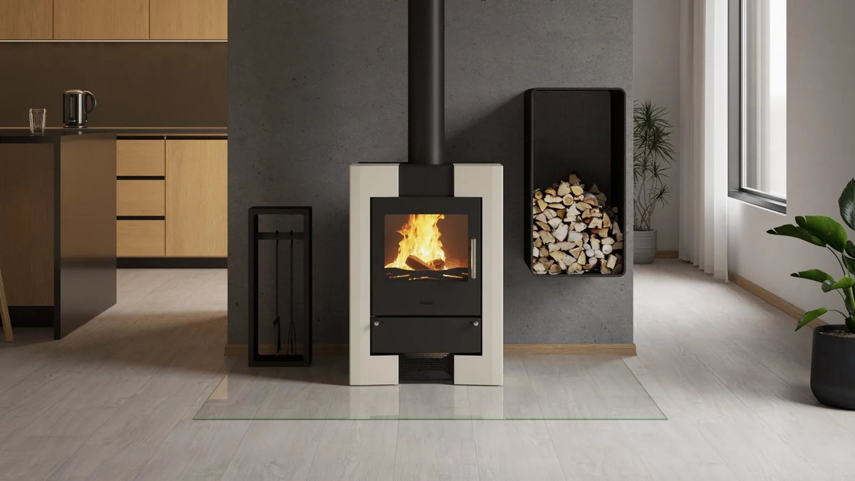 HS Flamingo Espo II houtkachel met brandend vuur in een modern interieur