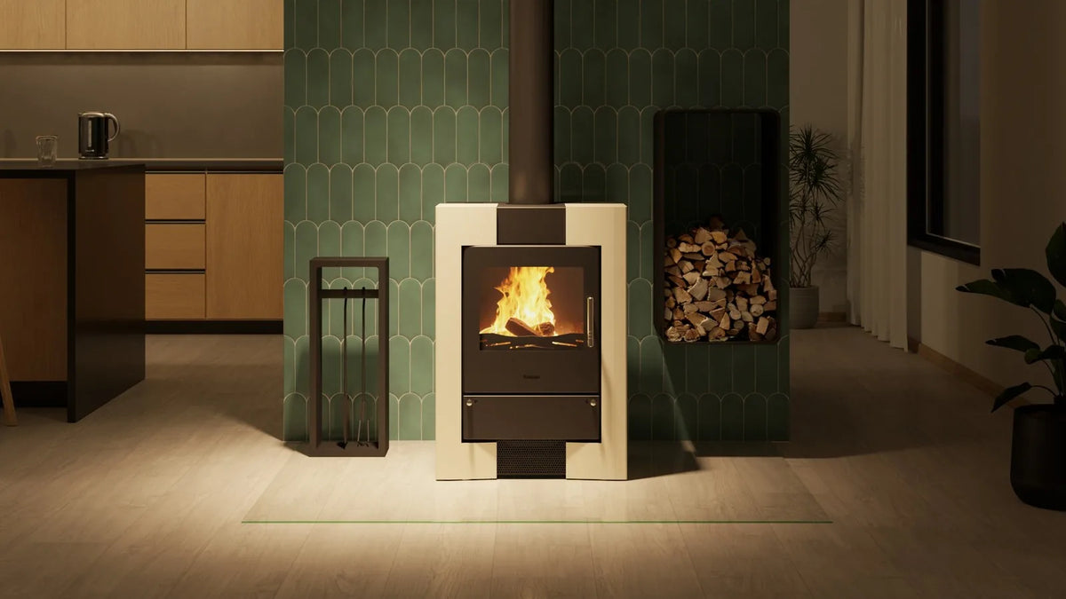 HS Flamingo Espo II houtkachel met brandend vuur in een moderne woonkamer