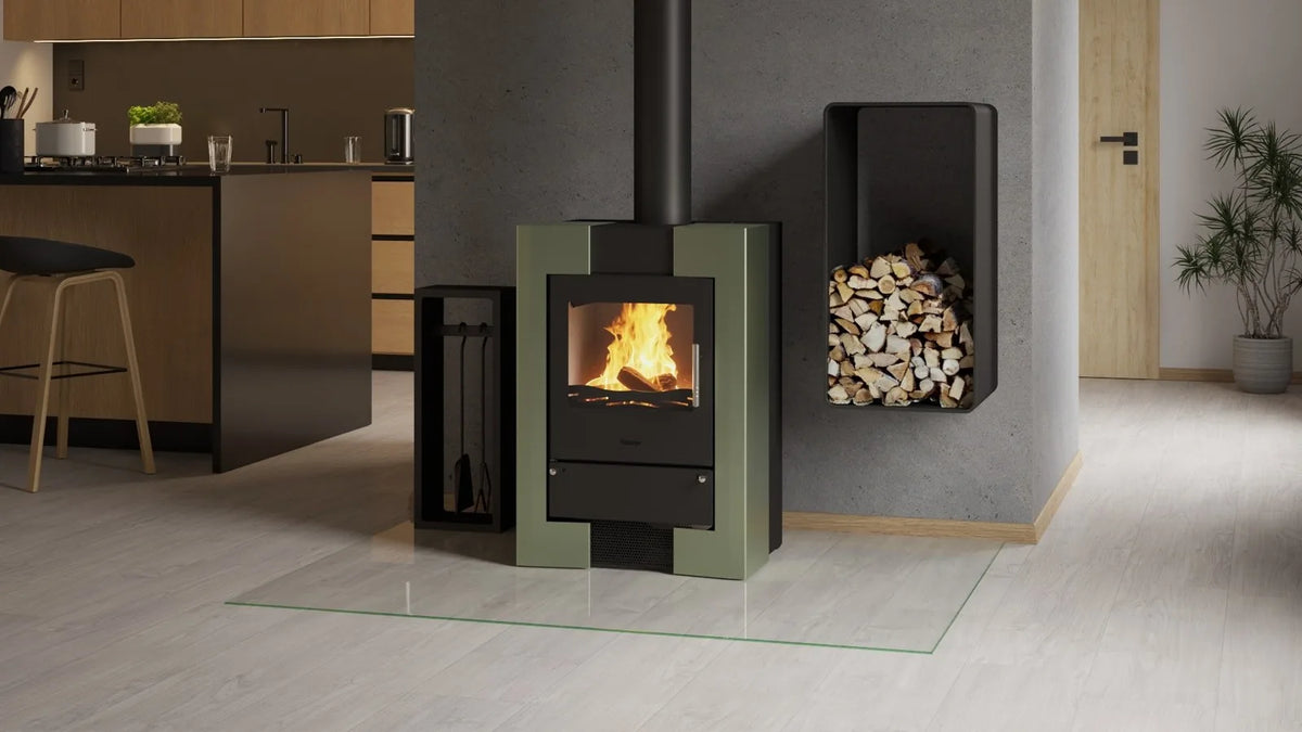 HS Flamingo Espo II houtkachel met brandend vuur in een moderne keuken