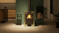 HS Flamingo Espo II houtkachel met brandend vuur in een modern interieur