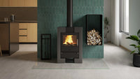 HS Flamingo Espo II houtkachel met brandend vuur in een modern interieur