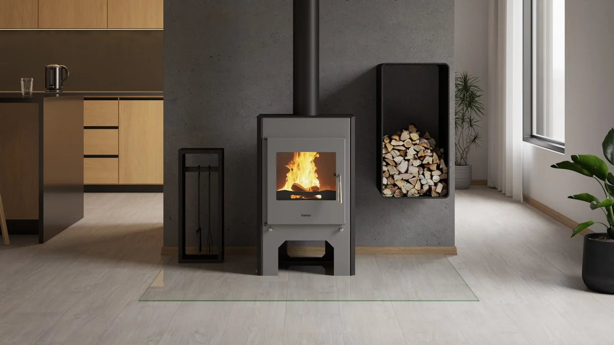 HS Flamingo Espo III houtkachel met brandend vuur in een modern interieur