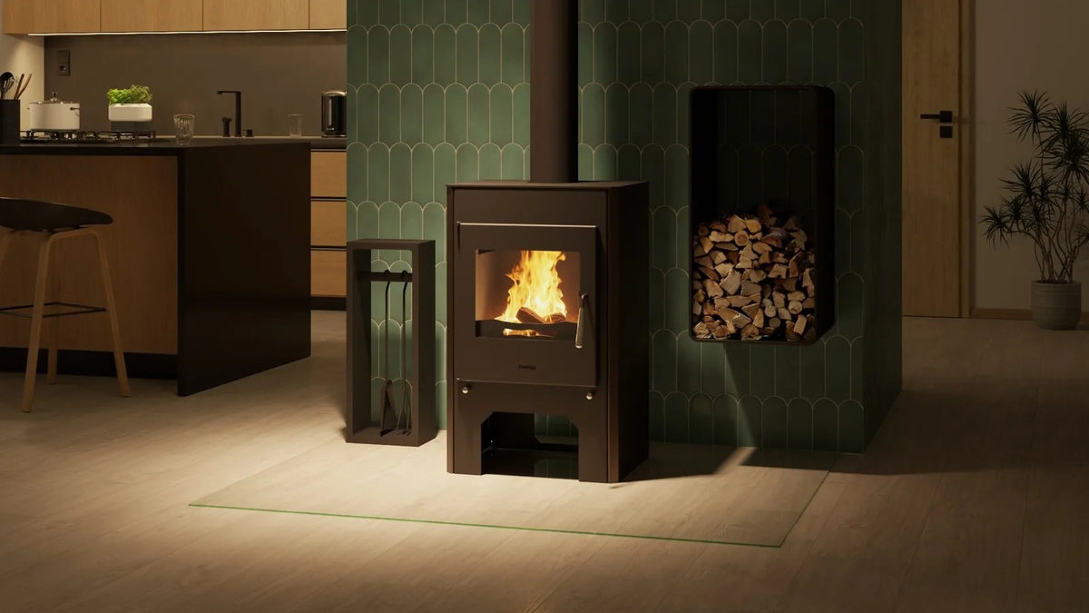 HS Flamingo Espo III houtkachel met brandend vuur in een modern interieur
