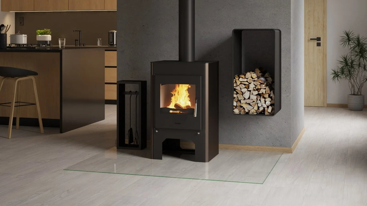 HS Flamingo Espo III houtkachel met brandend vuur in een moderne keuken en woonkamer