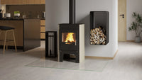 HS Flamingo Espo III houtkachel met brandend vuur in moderne keuken en woonkamer