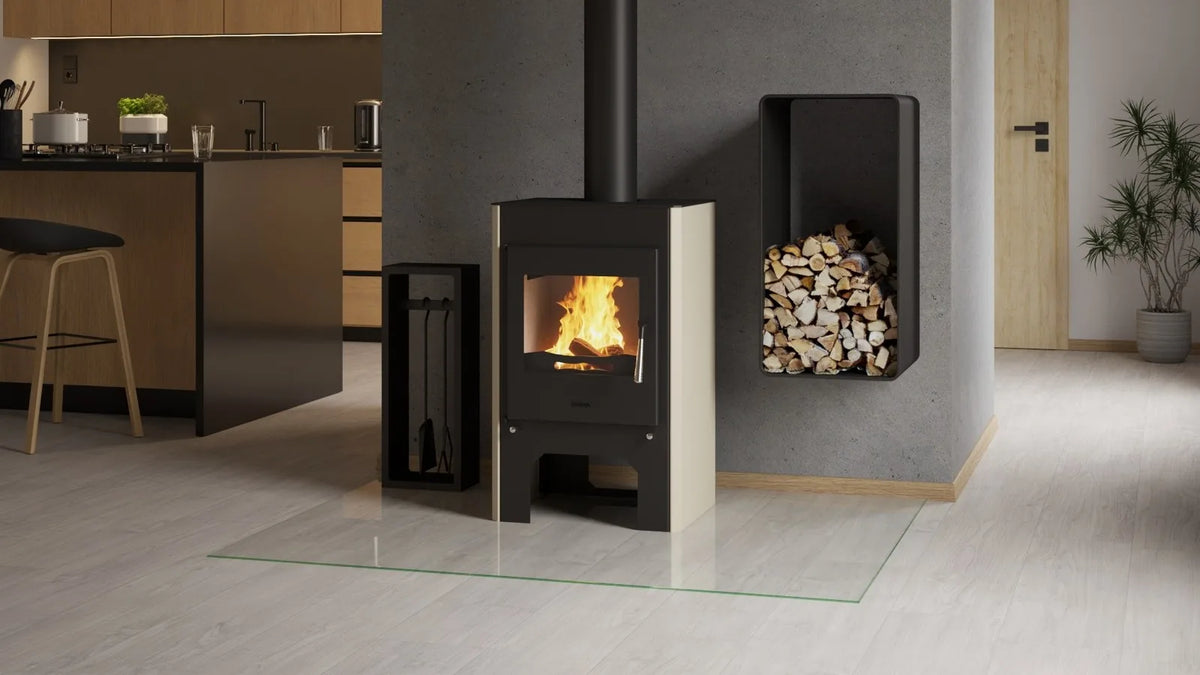 HS Flamingo Espo III houtkachel met brandend vuur in een moderne keuken en woonkamer