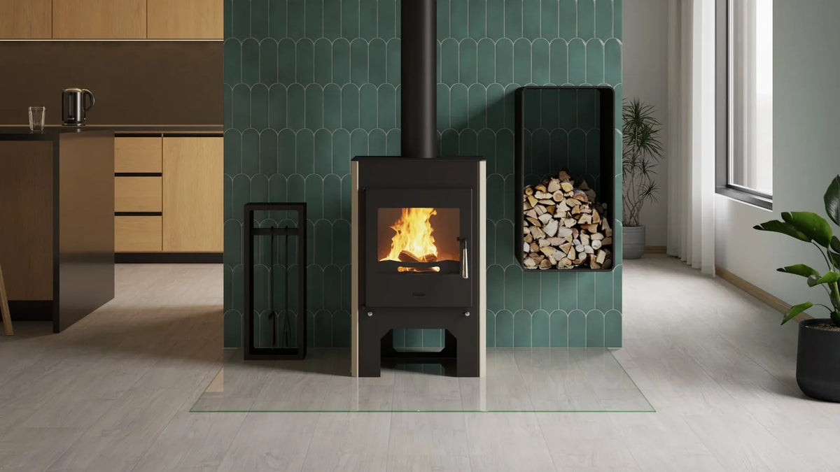 HS Flamingo Espo III-houtkachel met brandend vuur in een modern interieur