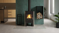 HS Flamingo Espo III-houtkachel met brandend vuur in een modern interieur