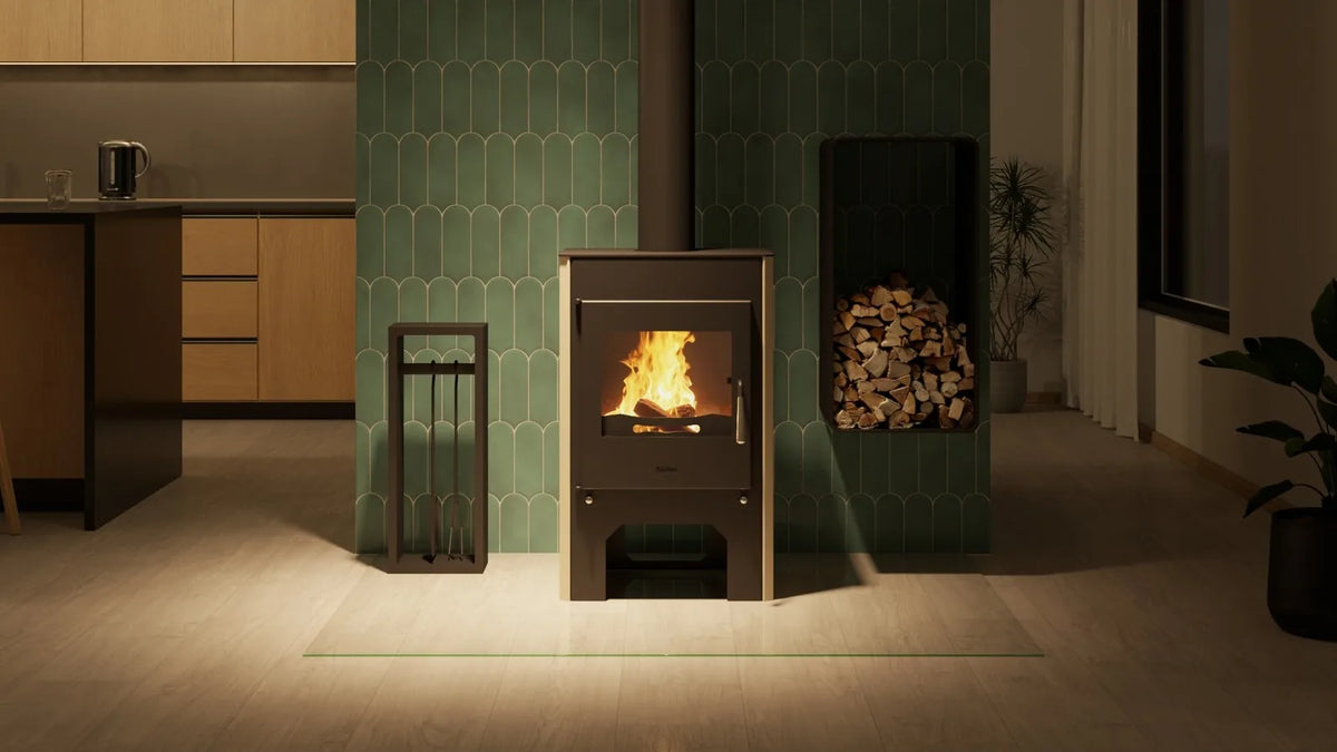 HS Flamingo Espo III houtkachel met brandend vuur in een modern interieur