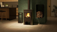 HS Flamingo Espo III houtkachel met brandend vuur in een moderne keuken