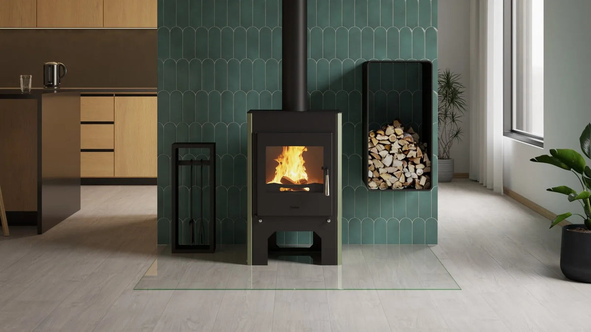 HS Flamingo Espo III houtkachel met brandend vuur in een modern interieur