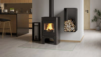 HS Flamingo Espo III houtkachel met brandend vuur in moderne keuken en woonkamer