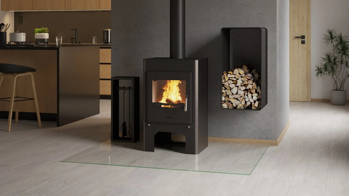HS Flamingo Espo III houtkachel met brandend vuur in een moderne keuken
