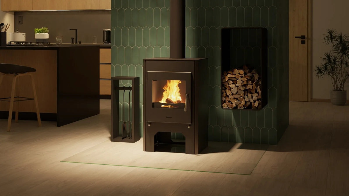 HS Flamingo Espo III houtkachel met brandend vuur in een moderne keuken