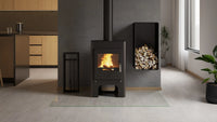 HS Flamingo Espo III houtkachel met brandend vuur in een modern interieur
