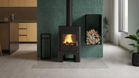 HS Flamingo Espo III houtkachel met brandend vuur in een modern interieur